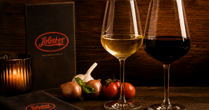 Lobster | Weinbistrot - Restaurant | Frankfurt - Getränkekarte - Weinkarte - Große Weinauswahl - Gemütliche Bistro Atmosphäre bei Dämmerung